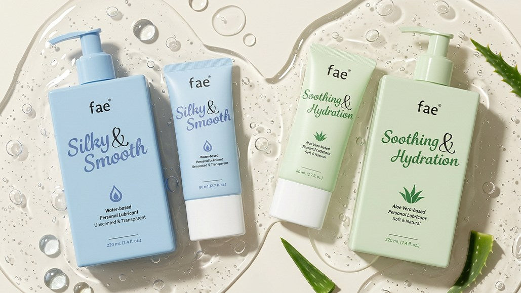 Fae glijmiddel Silky & Smooth en Soothing & Hydration op een laag gel