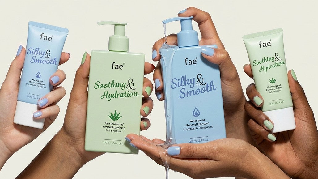 Vier handen met Fae glijmiddel: Soothing & Hydration en Silky & Smooth